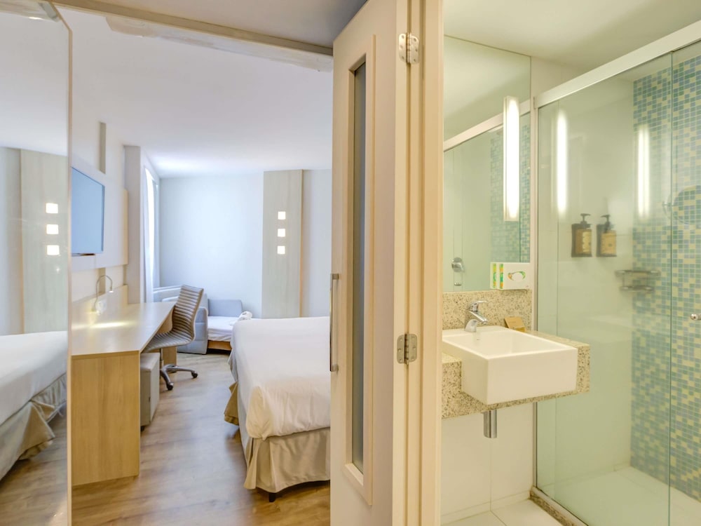 Habitación Standard con cama doble y sofá cama del hotel Mercure Rio De Janeiro Barra Da Tijuca. Foto 3