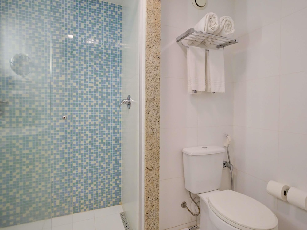 Habitación Standard con cama doble y sofá cama del hotel Mercure Rio De Janeiro Barra Da Tijuca. Foto 4