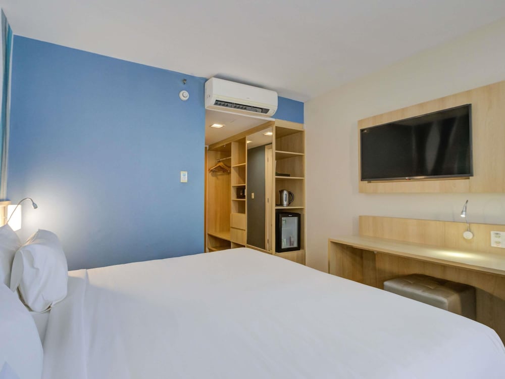 Habitación Standard con cama doble y sofá cama del hotel Mercure Rio De Janeiro Barra Da Tijuca. Foto 7