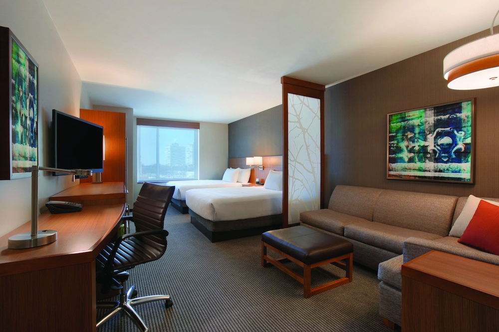 Habitación con dos camas Queen (con sofá - cama) del hotel Hyatt Place Chicago-south/university Medical Center