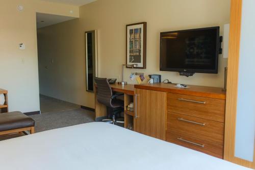 Habitación con cama King (con sofá - cama) del hotel Hyatt Place Chicago-south/university Medical Center. Foto 1
