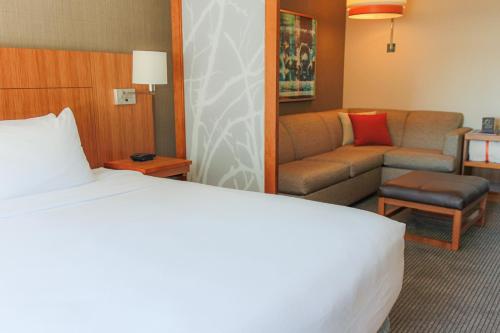 Habitación con cama King (con sofá - cama) del hotel Hyatt Place Chicago-south/university Medical Center. Foto 6