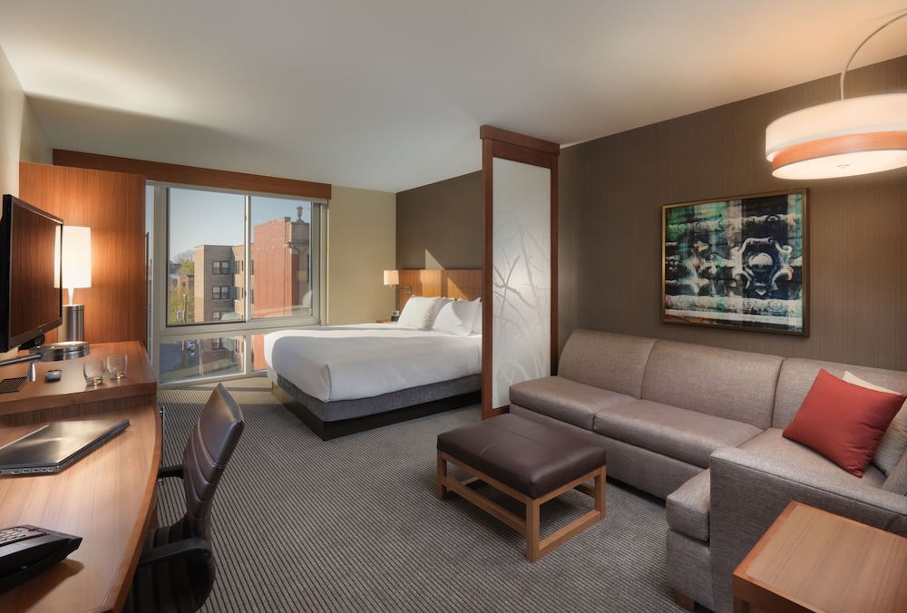 Habitación con cama King en planta alta (con sofá - cama) del hotel Hyatt Place Chicago-south/university Medical Center