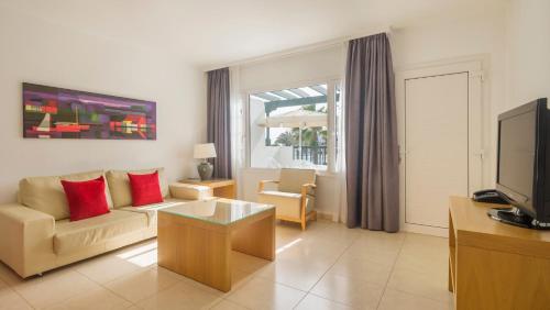 Apartamento Balcón o Terraza Con Cocina 1 habitación 2 Camas individuales del hotel Aparthotel Ilunion Costa Sal Lanzarote. Foto 5