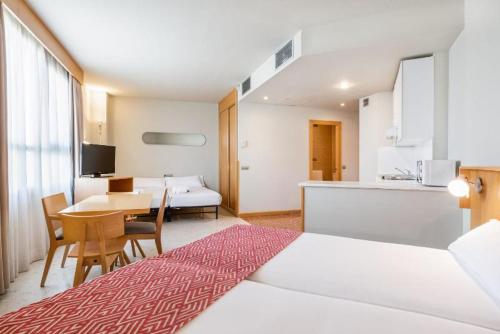 Habitación cuádruple del hotel Exe Campus San Mamés. Foto 1