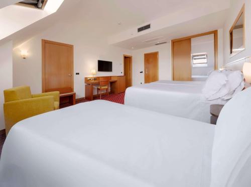 Habitación Triple Estándar del hotel Zentral León. Foto 1