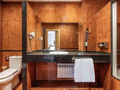 Habitación Triple Estándar del hotel Zentral León. Foto 5