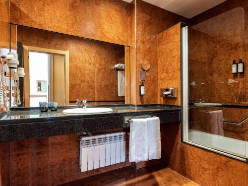 Habitación Estándar con cama supletoria del hotel Zentral León. Foto 5
