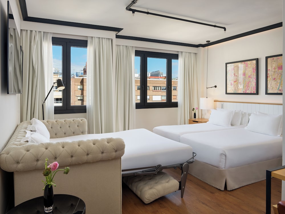 Habitación Executive con sofá cama del hotel H10 Tribeca. Foto 1
