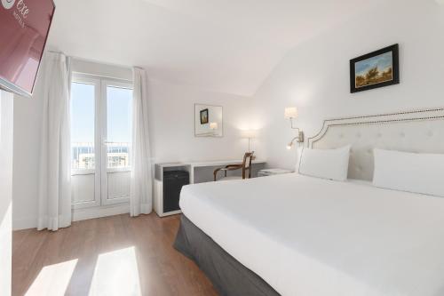 Habitación Doble con Terraza del hotel Exe Victoria Palace. Foto 5