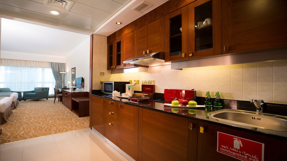 Estudio con cama king size del hotel Majlis Grand Mercure Residence Abu Dhabi. Foto 1