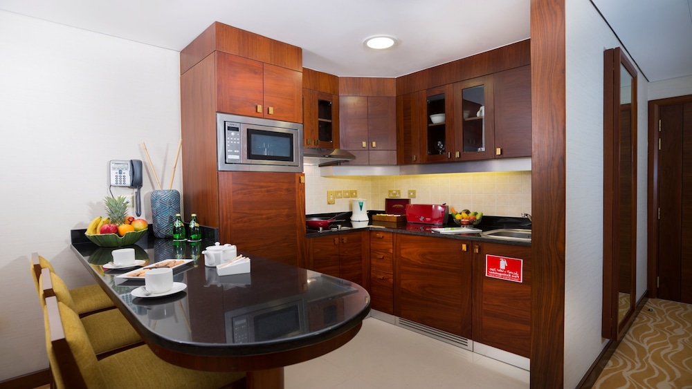 Suite de un dormitorio del hotel Majlis Grand Mercure Residence Abu Dhabi. Foto 1
