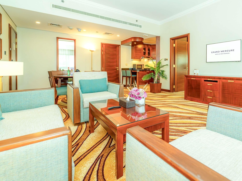 Suite de un dormitorio del hotel Majlis Grand Mercure Residence Abu Dhabi. Foto 2