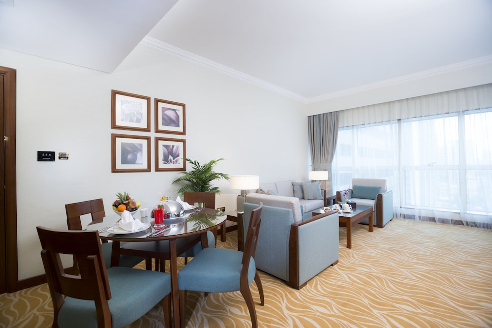 Suite de un dormitorio del hotel Majlis Grand Mercure Residence Abu Dhabi. Foto 6