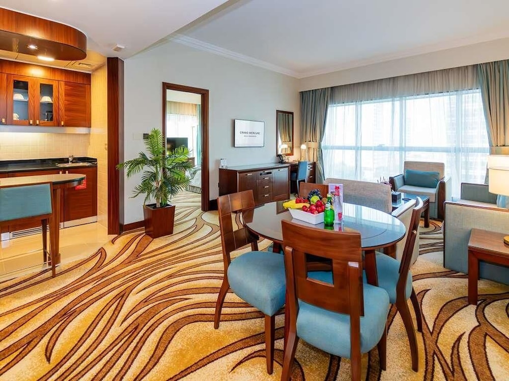 Suite de un dormitorio del hotel Majlis Grand Mercure Residence Abu Dhabi. Foto 11