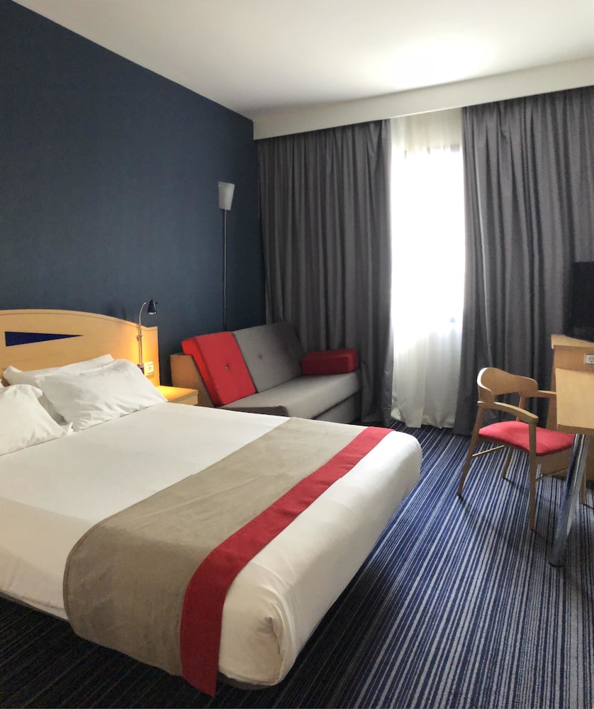 Habitación estándar, 1 cama de matrimonio con sofá cama (Free Breakfast) del hotel Holiday Inn Express Madrid-san Sebastian De Los Reyes, An Ihg. Foto 1