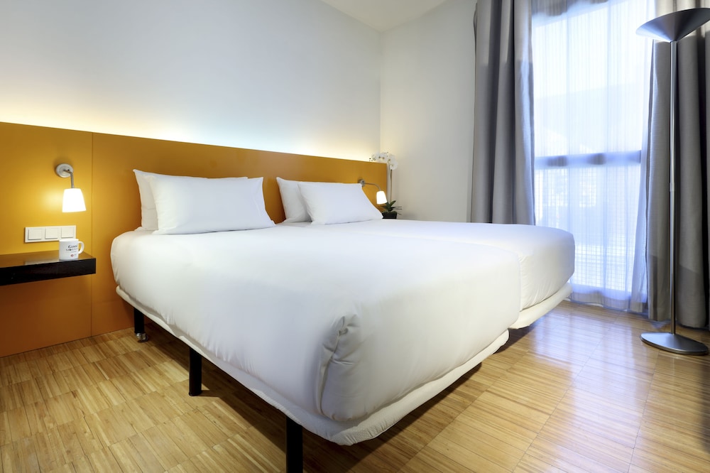 Habitación con 1 cama doble o 2 individuales del hotel Exe Tres Cantos. Foto 2