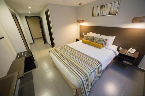 Habitación con cama grande del hotel Ojos Del Rio