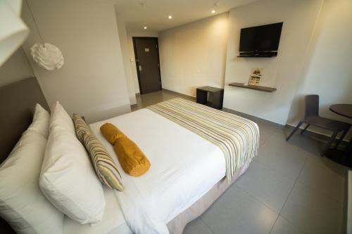 Habitación con cama grande del hotel Ojos Del Rio. Foto 1