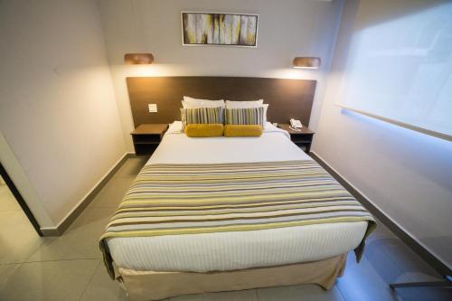 Habitación con cama grande del hotel Ojos Del Rio. Foto 2