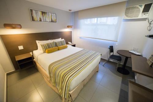 Habitación con cama grande del hotel Ojos Del Rio. Foto 3
