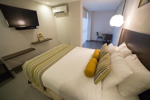 Habitación con cama grande del hotel Ojos Del Rio. Foto 4