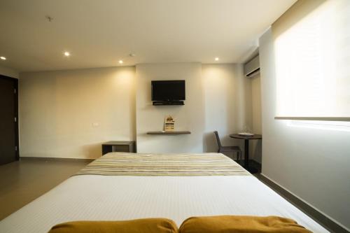 Habitación con cama grande del hotel Ojos Del Rio. Foto 5