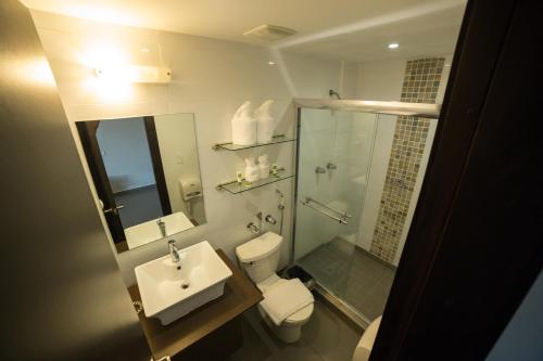 Habitación con cama grande del hotel Ojos Del Rio. Foto 6
