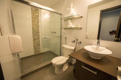 Habitación con cama grande del hotel Ojos Del Rio. Foto 7