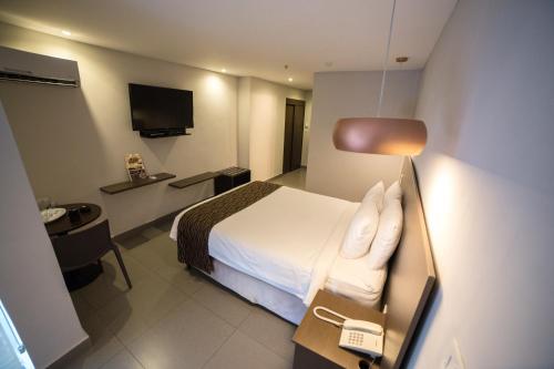 Habitación con cama grande del hotel Ojos Del Rio. Foto 8