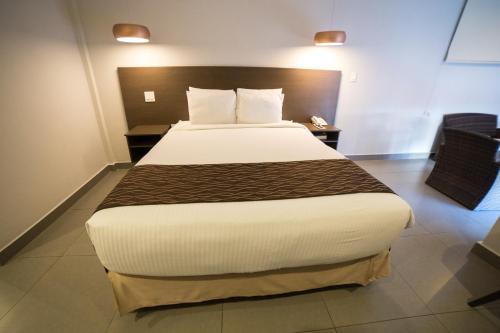 Habitación con cama grande del hotel Ojos Del Rio. Foto 9
