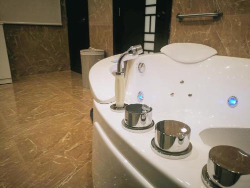Suite Presidencial del hotel Ojos Del Rio. Foto 10