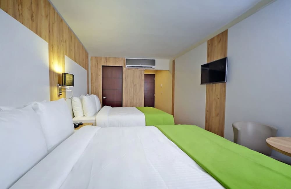 Habitación, 2 camas de matrimonio, no fumadores del hotel Ramada Panama Centro Via Argentina. Foto 1
