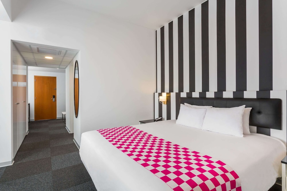 Suite junior, 1 cama de matrimonio grande, no fumadores del hotel Wyndham Costa Del Sol Lima City. Foto 8