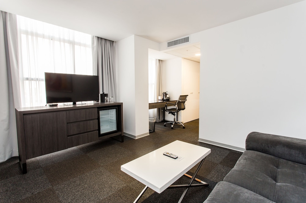 Suite junior, 1 cama de matrimonio grande, no fumadores del hotel Wyndham Costa Del Sol Lima City. Foto 15