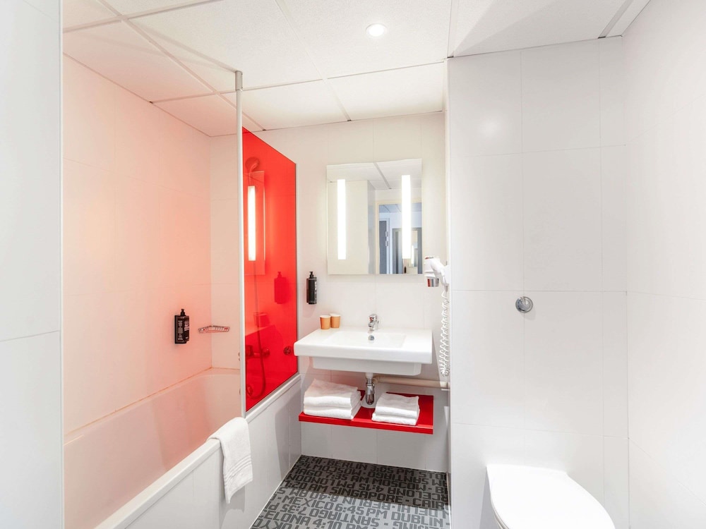 Habitación familiar Standard con una cama doble y con 2 camas individuales (sofá) del hotel Ibis Styles Toulouse Cite Espace. Foto 3