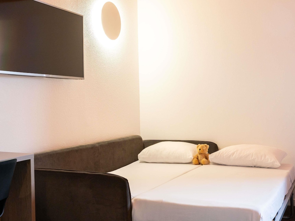 Habitación familiar Standard con una cama doble y con 2 camas individuales (sofá) del hotel Ibis Styles Toulouse Cite Espace. Foto 4