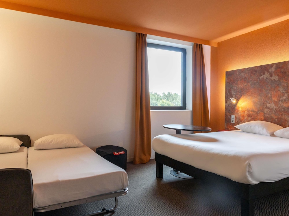Habitación familiar Standard con una cama doble y con 2 camas individuales (sofá) del hotel Ibis Styles Toulouse Cite Espace. Foto 5