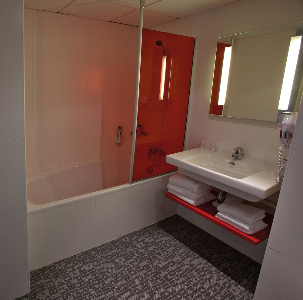 Habitación familiar Standard con una cama doble y con 2 camas individuales (sofá) del hotel Ibis Styles Toulouse Cite Espace. Foto 6