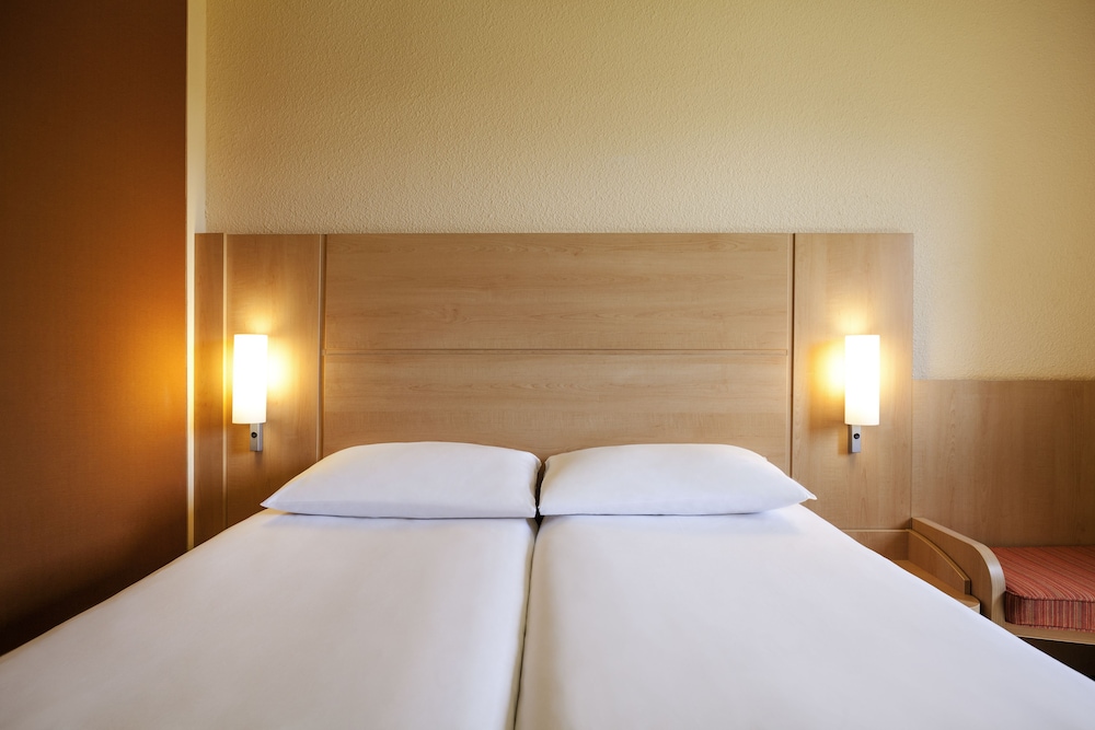 Habitación estándar, 2 camas individuales del hotel Ibis Toulouse Airport. Foto 1
