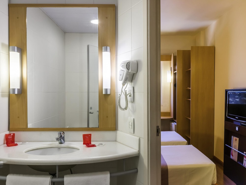 Habitación estándar, 2 camas individuales del hotel Ibis Toulouse Airport. Foto 4