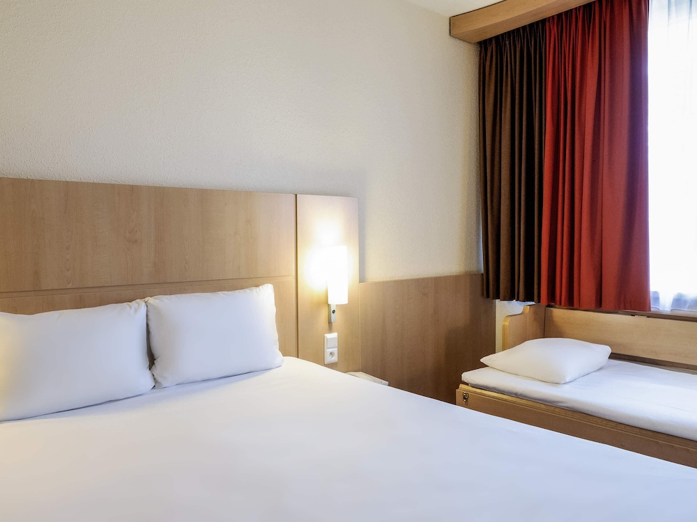Habitación estándar con una cama doble y una cama supletoria del hotel Ibis Toulouse Airport