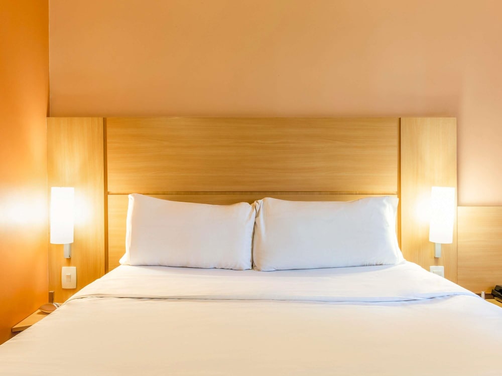 Habitación estándar con una cama doble y una cama supletoria del hotel Ibis Toulouse Airport. Foto 2