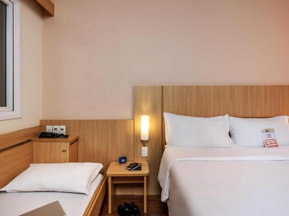 Habitación estándar con una cama doble y una cama supletoria del hotel Ibis Toulouse Airport. Foto 3