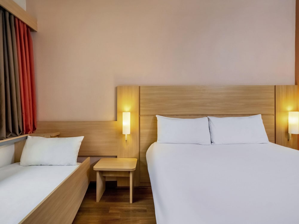 Habitación estándar con una cama doble y una cama supletoria del hotel Ibis Toulouse Airport. Foto 4