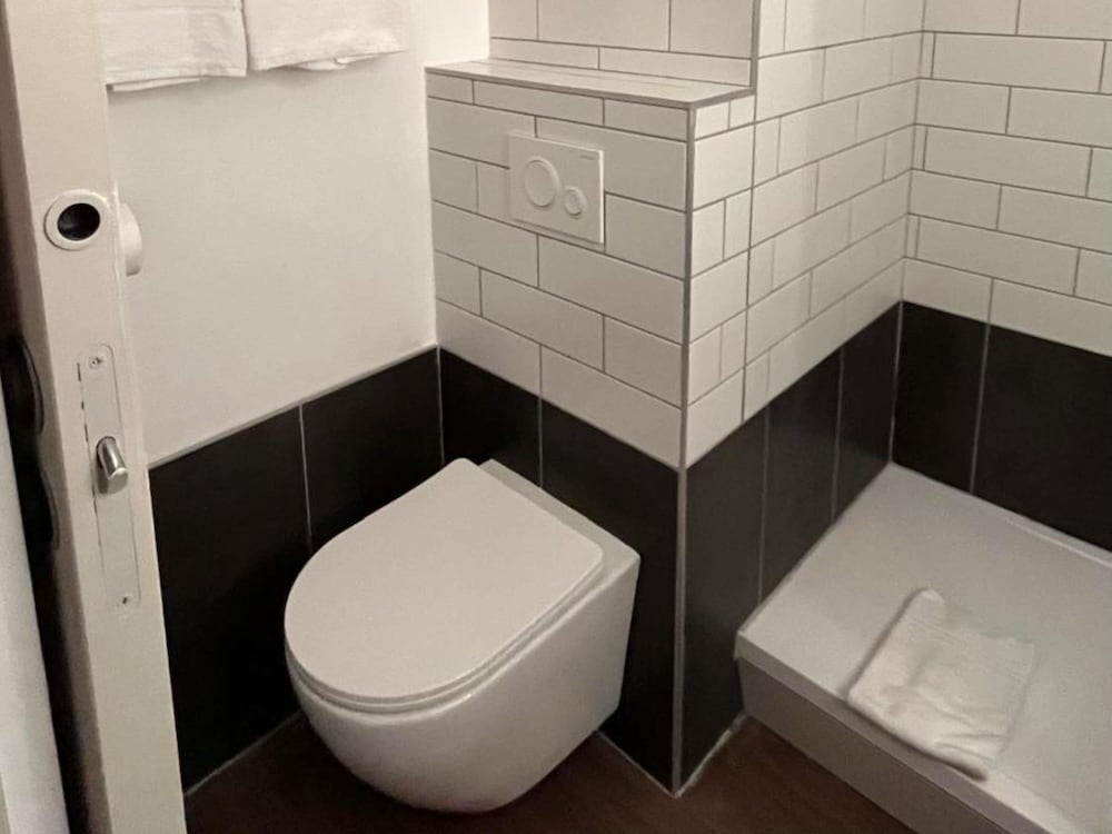 Habitación superior, 1 cama de matrimonio del hotel Ibis Toulouse Airport. Foto 4