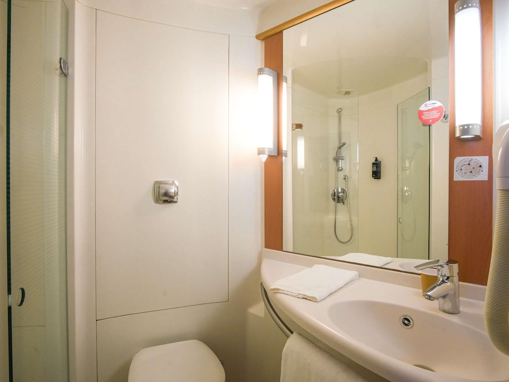 Habitación superior, 2 camas individuales del hotel Ibis Toulouse Airport. Foto 4