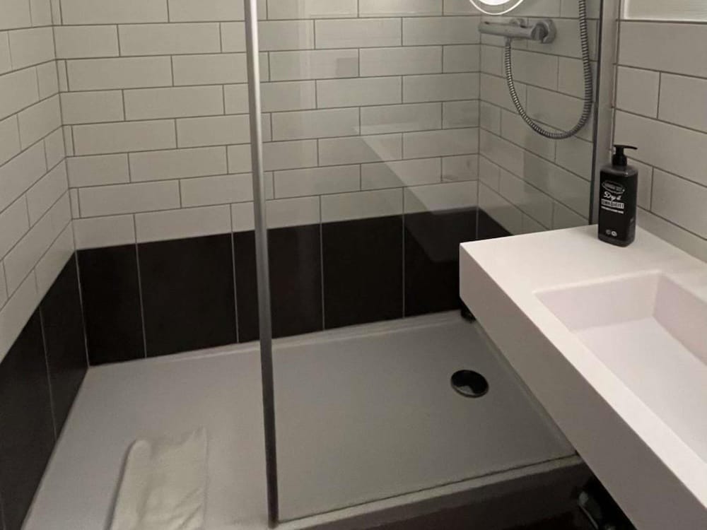 Habitación superior, 2 camas individuales del hotel Ibis Toulouse Airport. Foto 11