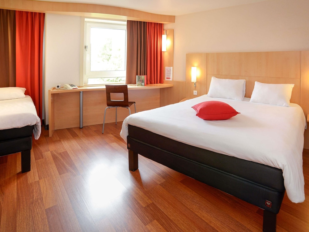 Habitación accesible con cama doble y cama individual. del hotel Ibis Toulouse Centre