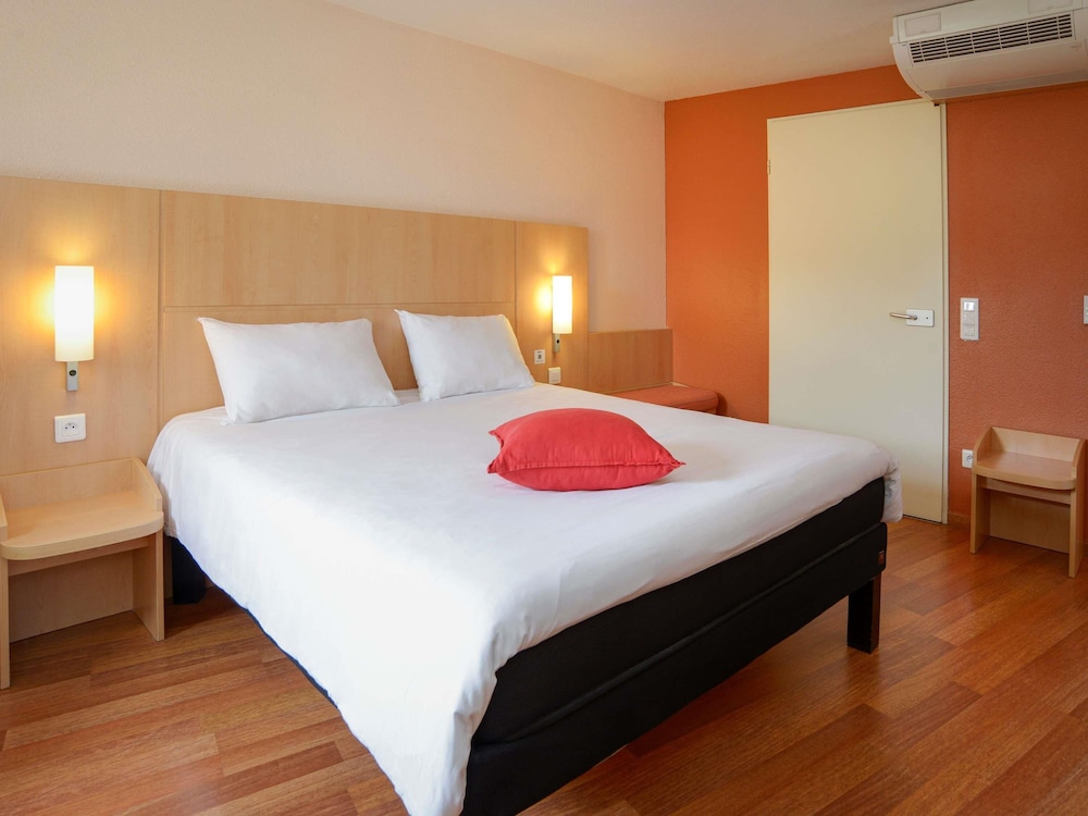 Habitación accesible con cama doble y cama individual. del hotel Ibis Toulouse Centre. Foto 2